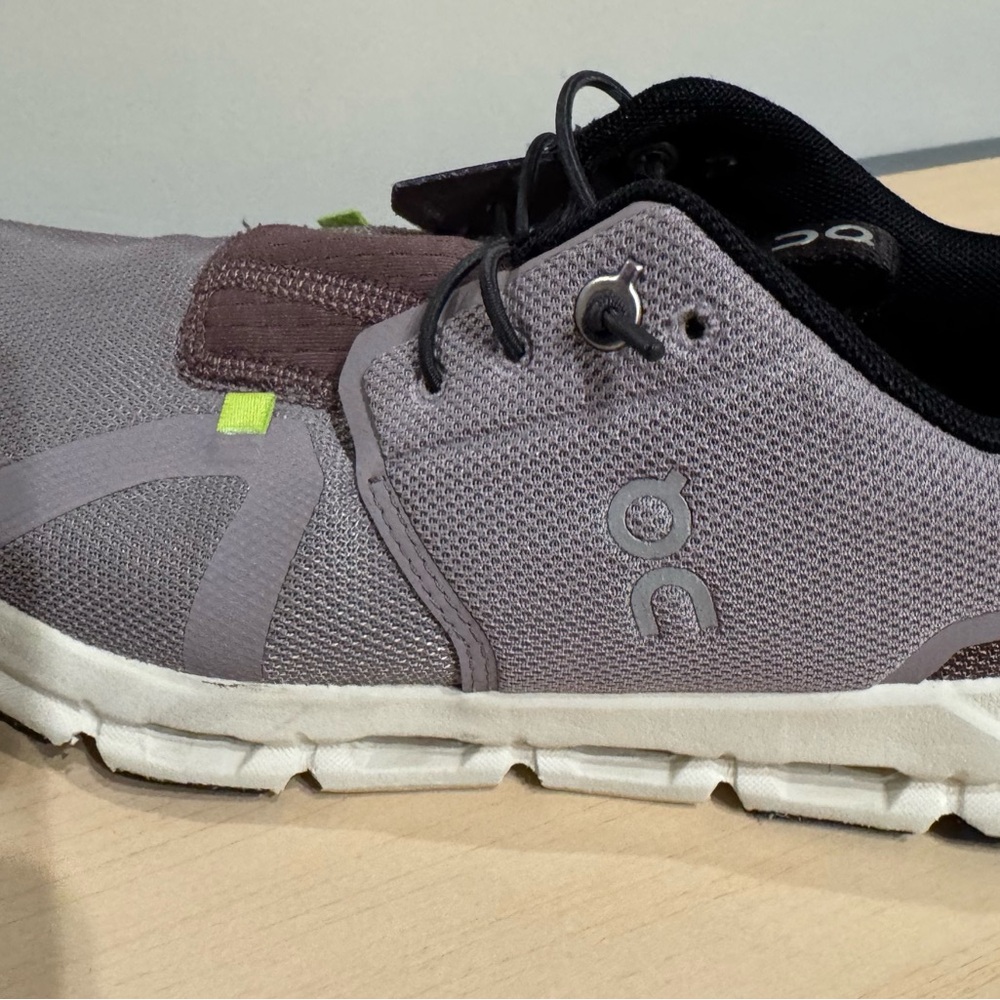 Unisex On Kids Sneakers size 6. - Picture 4 of 5